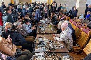 A Kherson in fila per ricaricare i cellulari, nelle case non c'è elettricità