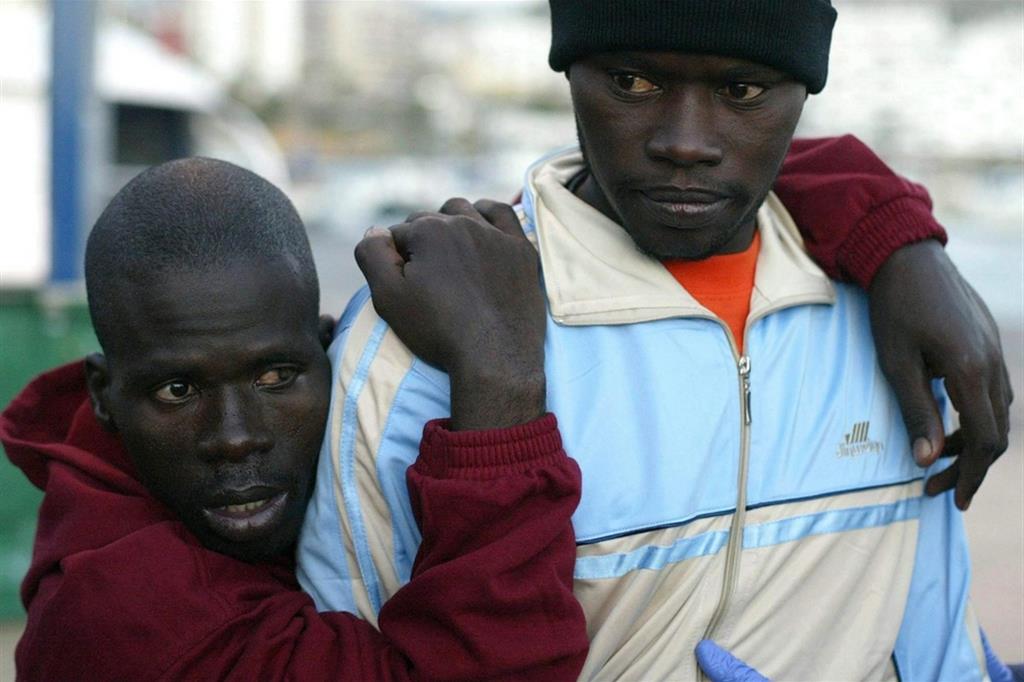 Immigrati tratti in salvo dopo un naufragio, in una immagine del 14 dicembre 2006