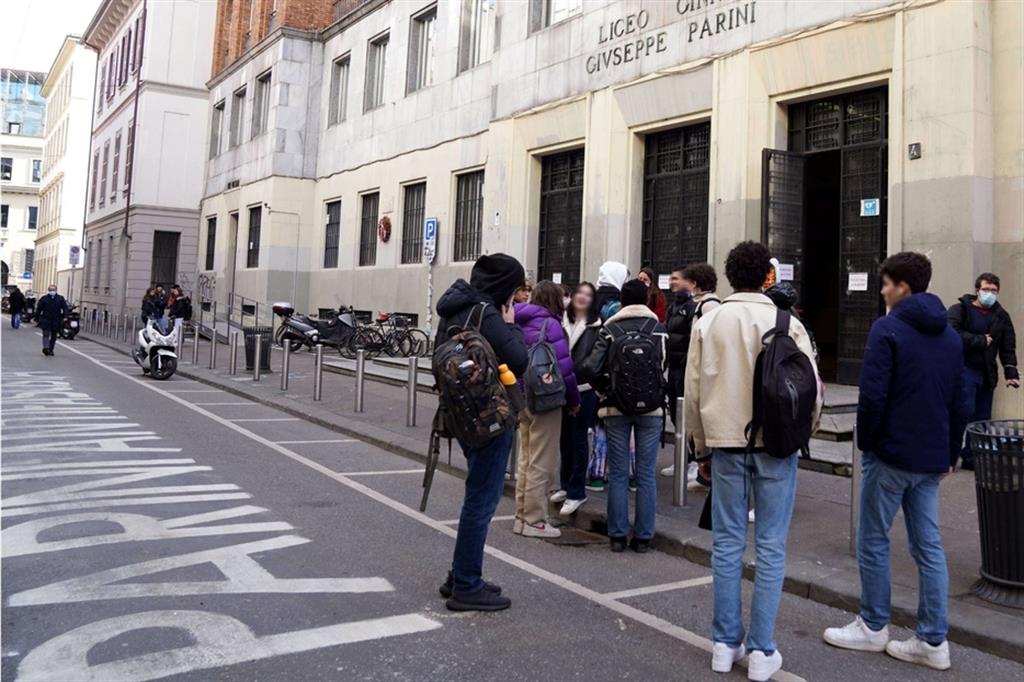 Studenti all'uscita del Liceo Classico Statale Giuseppe Parini, a Milano