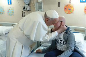 Il Papa: «Accanto al malato, con competenza e compassione»