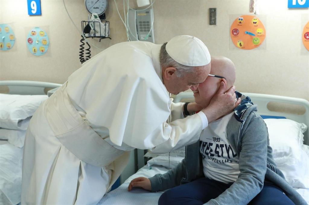 Papa Francesco visita un malato a Casa Sollievo della sofferenza, il 17 marzo 2018
