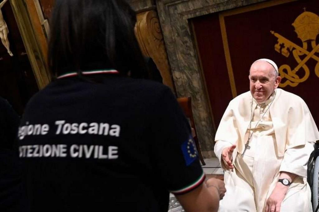 Il Papa incontra i volontari della Protezione civile