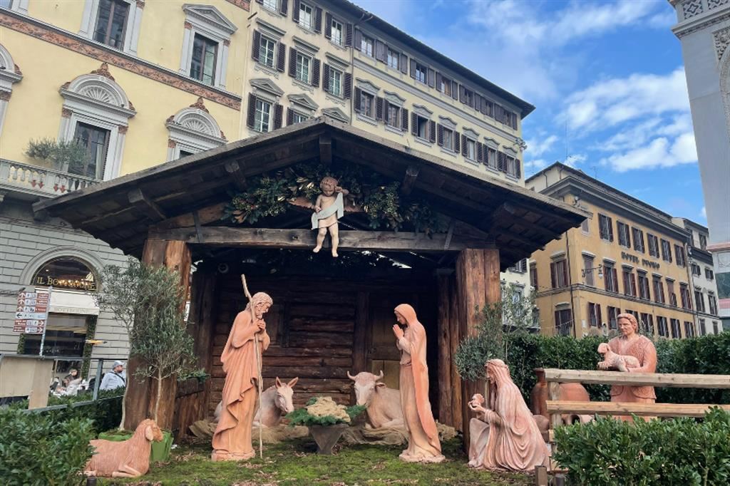 Rubata e ritrovata la statua del Bambin Gesù del presepe sul sagrato del Duomo