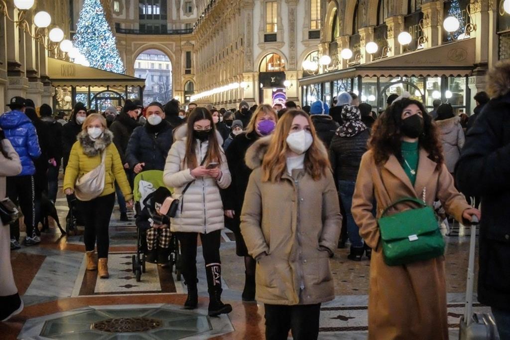 A passeggio con le mascherine nel centro di Milano