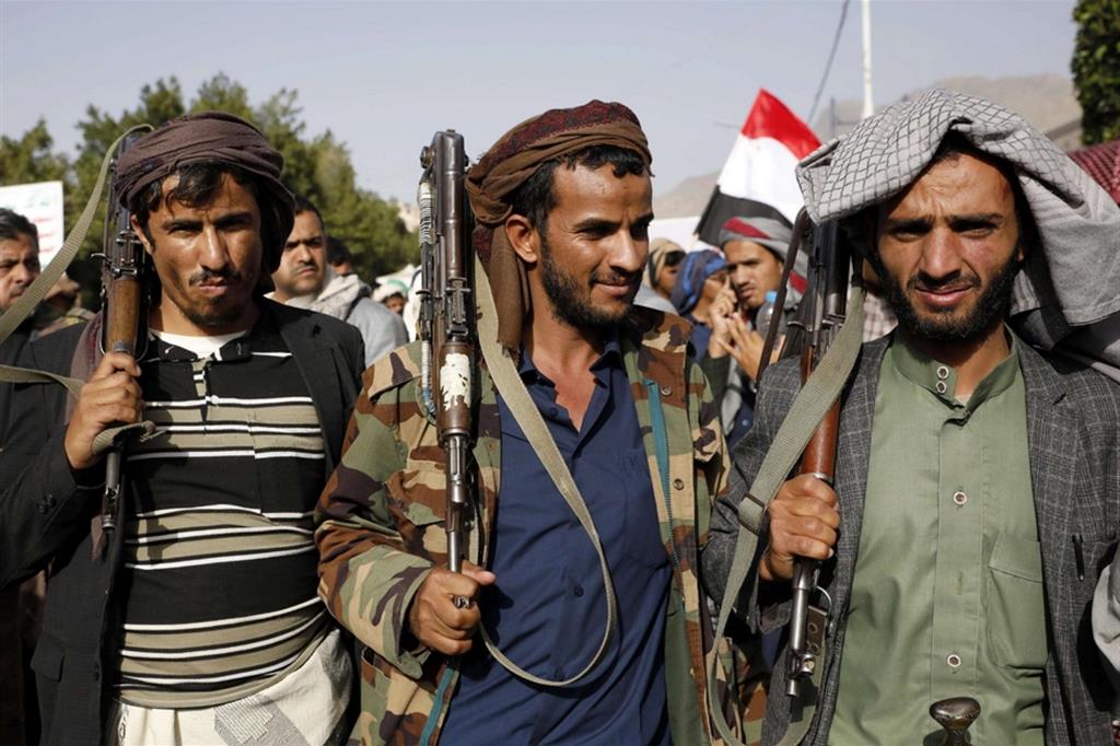 Miliziani Houti durante una sfilata a Sanaa, capitale delle Yemen