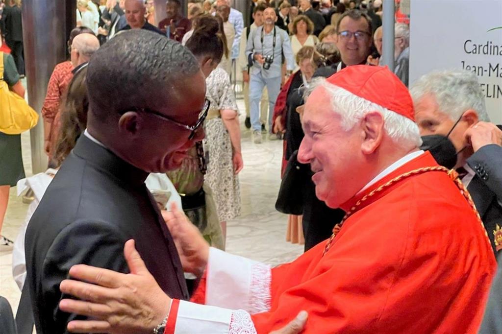 Il neo-cardinale Jean-Marc Aveline, arcivescovo di Marsiglia, durante le visite di calore in Vaticano mentre incontra i fedeli francesi