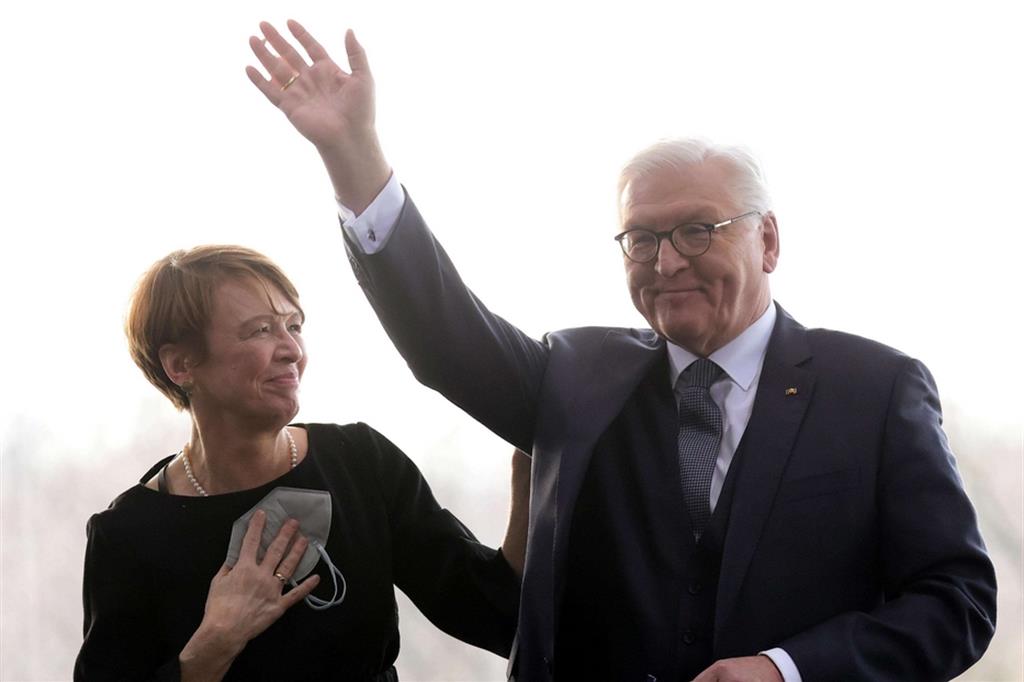 Il presidente tedesco Frank-Walter Steinmeier, con la moglie Elke Buedenbender, ringrazia dopo la rielezione