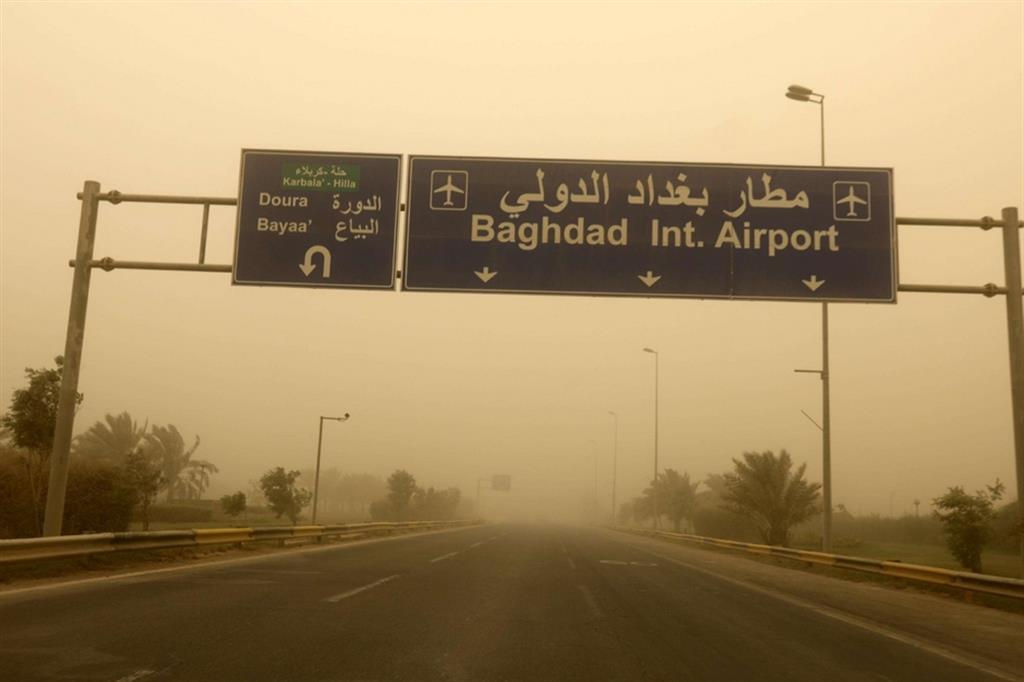 Una strada vuota che porta all'areoporto internazionale nella parte occidentale della Capitale irachena - Ansa
