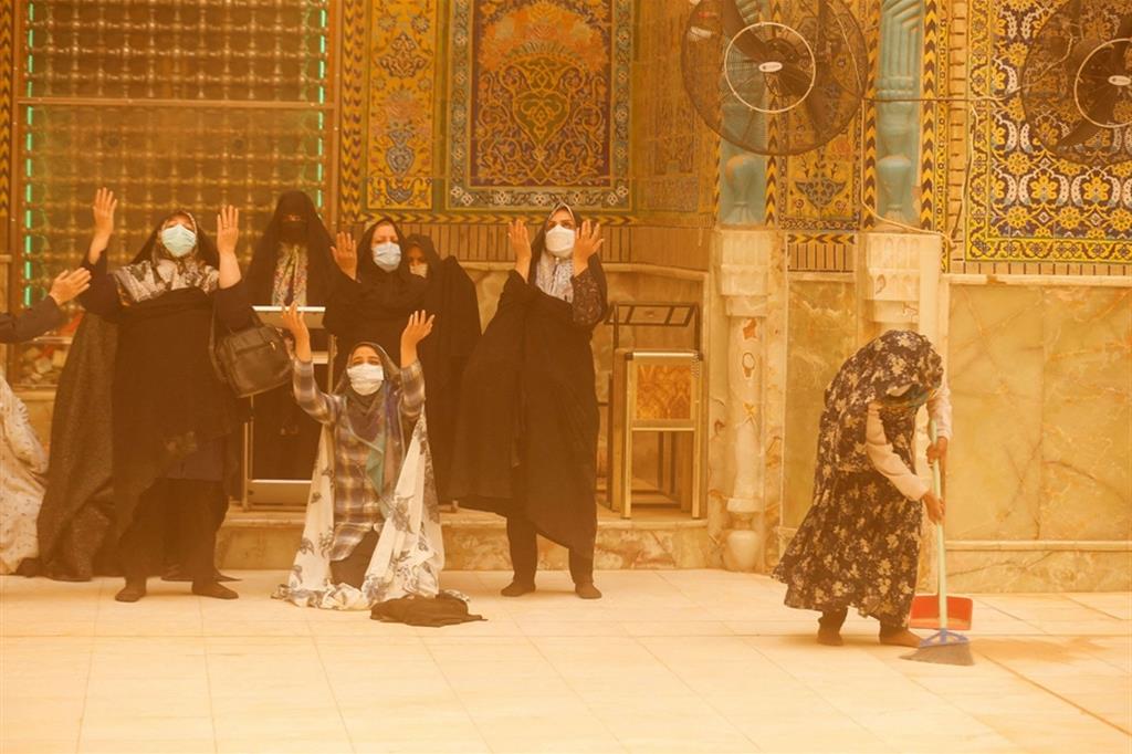 Donne iraniane durante la tempesta di sabbia al Santuario dell’Imam Ali a Najaf, Iraq. - Reuters