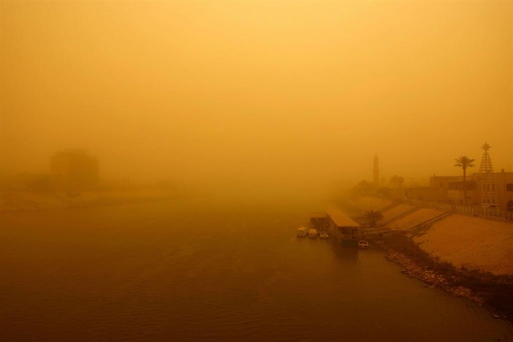Una vista del fiume Tigri mentre la polvere copre il cielo durante una tempesta di sabbia a Baghdad - Ansa