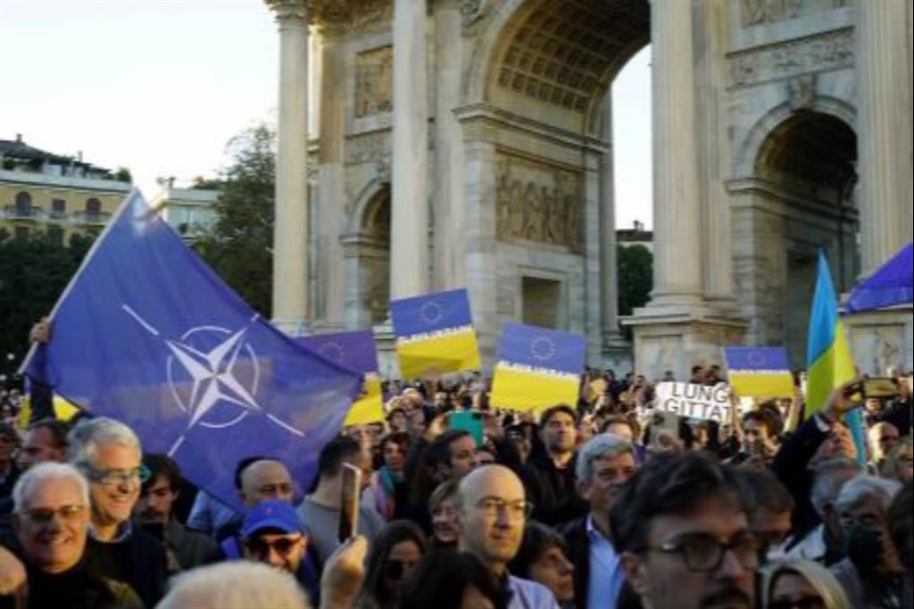 La manifestazione di Milano all'Arco della pace