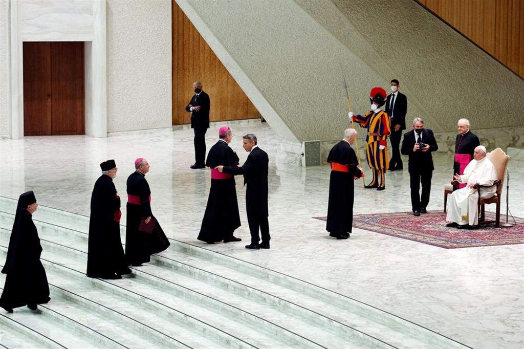 Papa Francesco bloccato dal male al ginocchio durante l'udienza ai pellegrini slovacchi