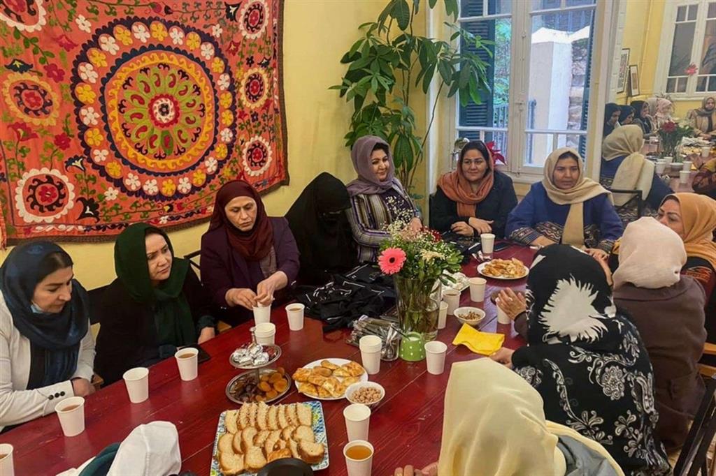 Una seduta dell’Afghan Women Parliamentarians Network nei locali che ospitano le donne afghane ad Atene in Grecia