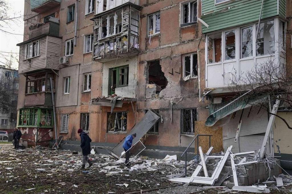 Zona residenziale di Mariupol devastata dalle bombe