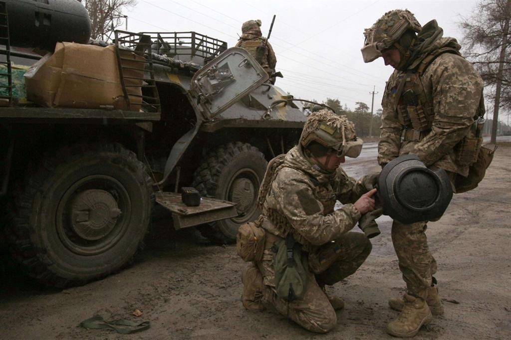 Soldati ucraini preparano un missile anticarro nei pressi di Lugansk nel Donbass