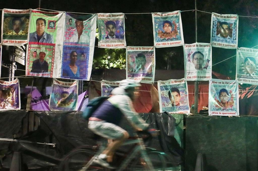 Le foto dei 43 studenti esposte a Città del Messico