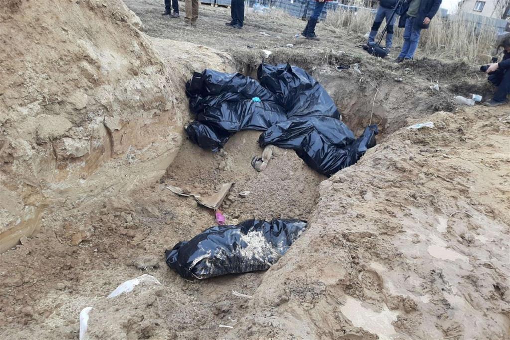 I corpi di 300 persone uccise a Bucha sono stati sepolti in una fossa comune perché non c’era più posto nei cimiteri della città. Il sindaco Anatoly Fedoruk ha detto che «sono stati tutti uccisi con colpi d’arma da fuoco alla nuca»