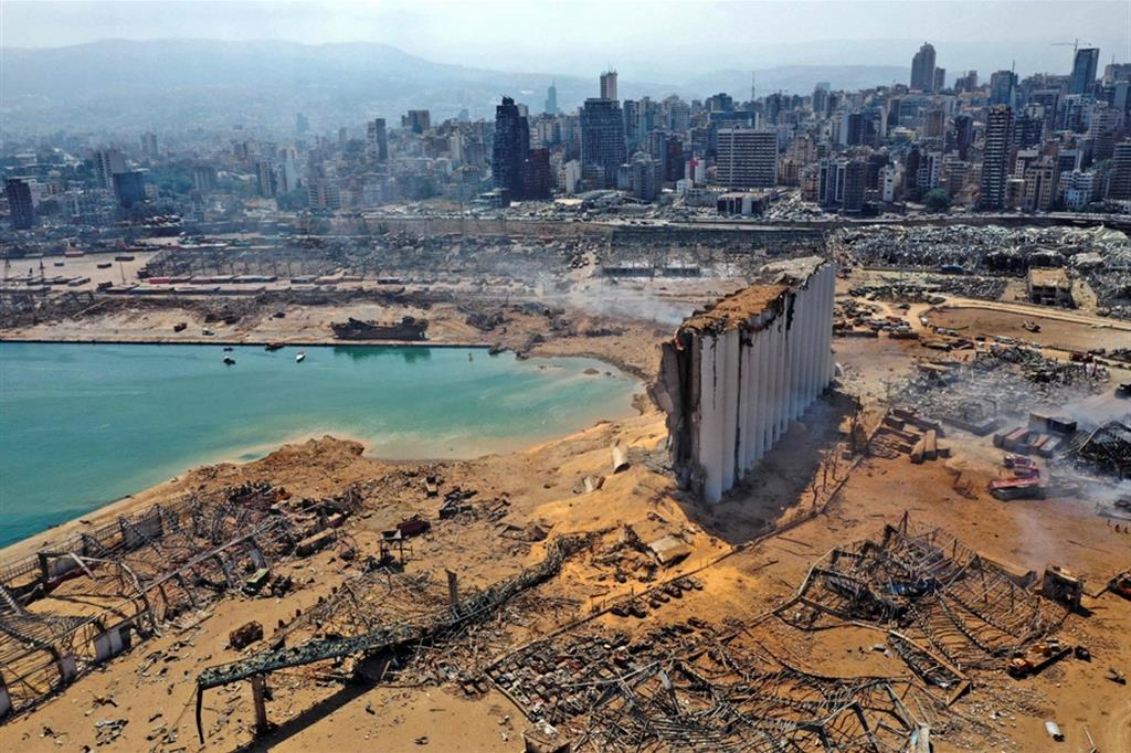 Il porto di Beirut completamente devastato dall'esplosione nell'agosto del 2020