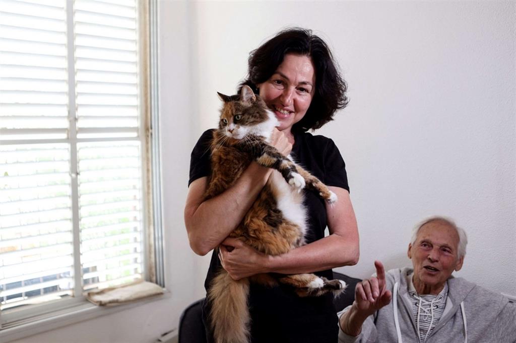 Profughi da Kharkiv, dall'Ucraina a Israele. Valerie Bendersky, sopravvissuto alla Shoah, con la figlia Inna e il loro gatto nell'appartemento dove adesso vivono a Petah Tikva, vicino Tel Aviv