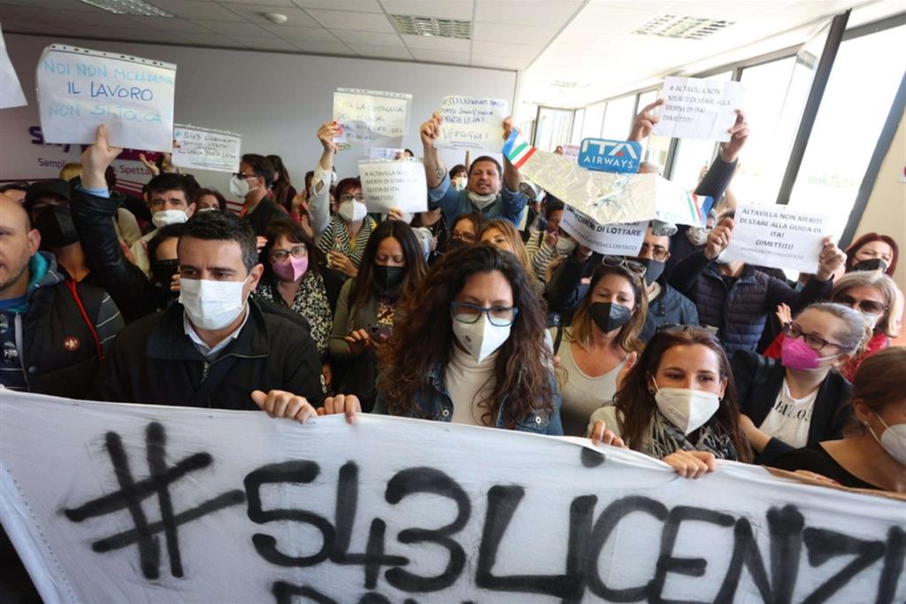 La protesta dei lavoratori dei call center Covisian e Almaviva per il mancato accordo con Ita