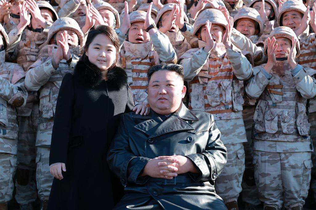 Il leader coreano Kim Jong-un con la figlia Ju-ae