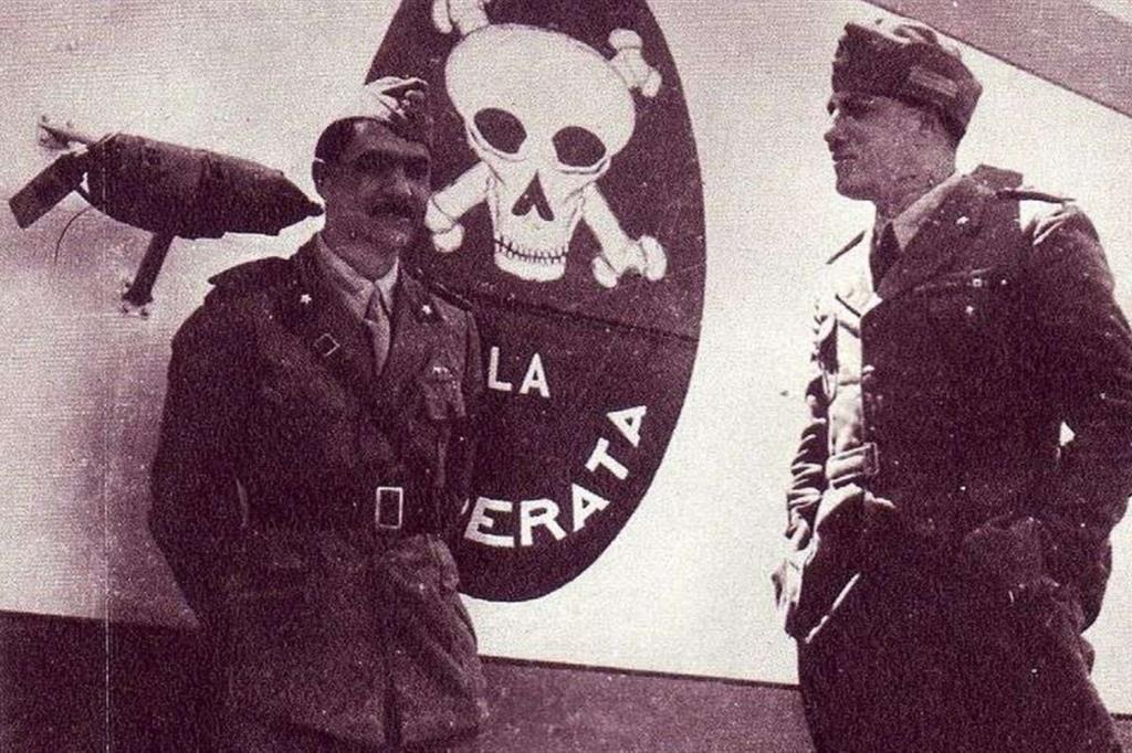 Pavolini appoggiato alla carlinga di uno dei Caproni Ca.101 della squadriglia di bombardieri La Disperata
