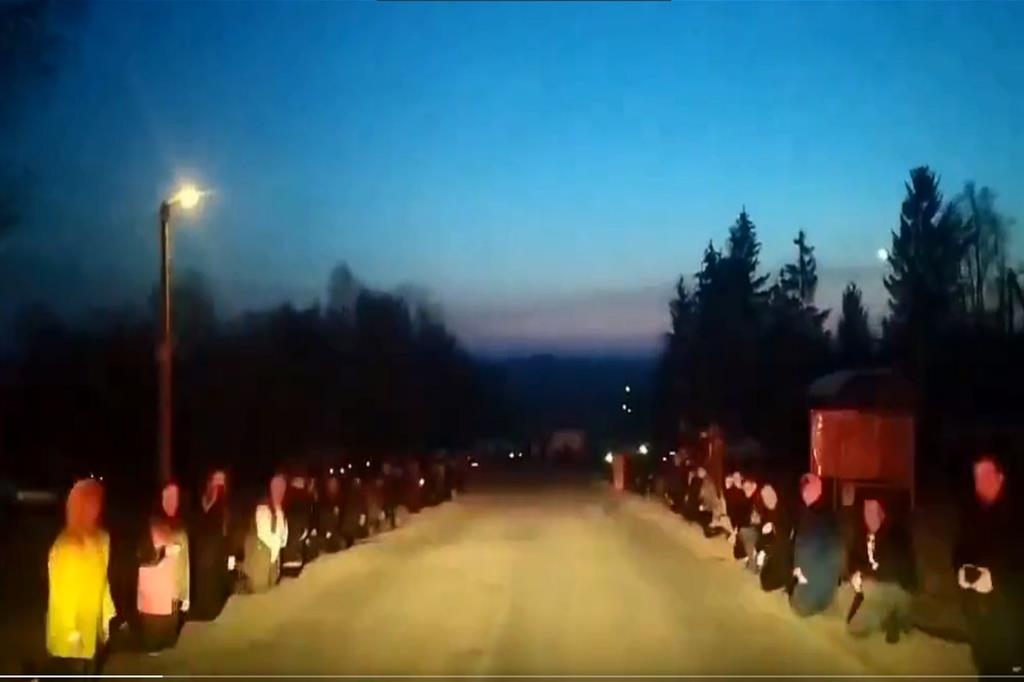 Funerale di un soldato ucraino: tutti in ginocchio a bordo strada
