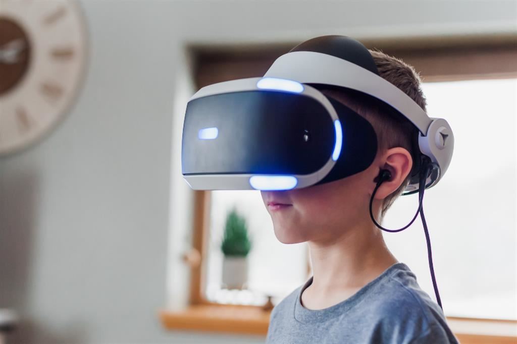 Un ragazzo indossa un visore per la realtà virtuale