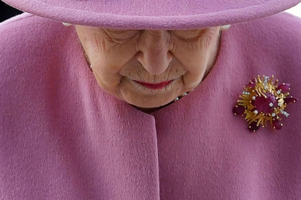 Un anno di celebrazioni per la sovrana più longeva della storia inglese. La monarchia indebolita da scandali e critiche cerca riscatto. Ma a pesare sono anche i problemi di Johnson