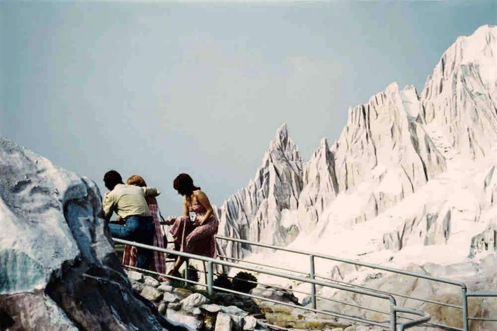 Luigi Ghirri, "Rimini 1977". L'opera è esposta a Reggio Emilia nella mostra “In scala diversa”