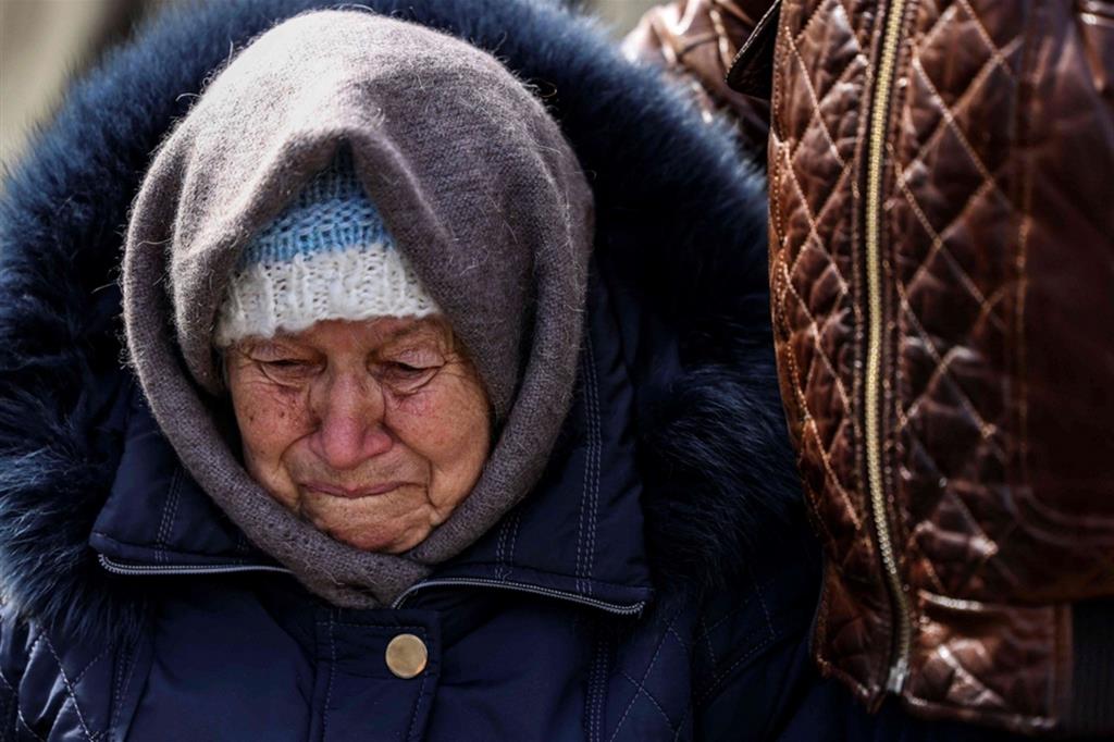 Un'anziana arriva a Kiev dopo aver lasciato la sua casa alla periferia della capitale