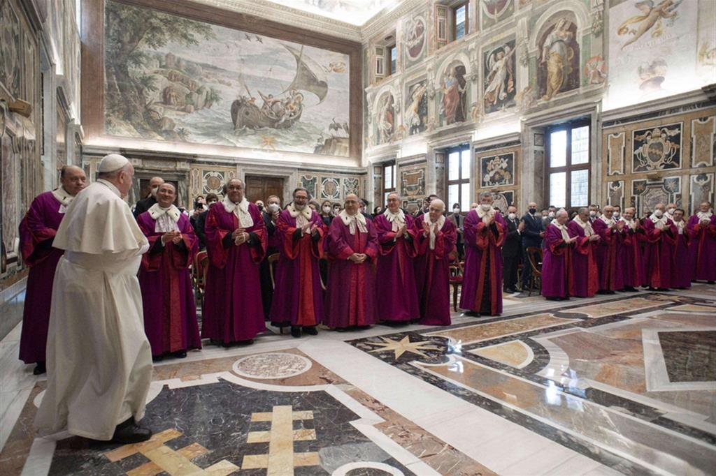 Papa Francesco all’arrivo all’udienza con la Rota Romana