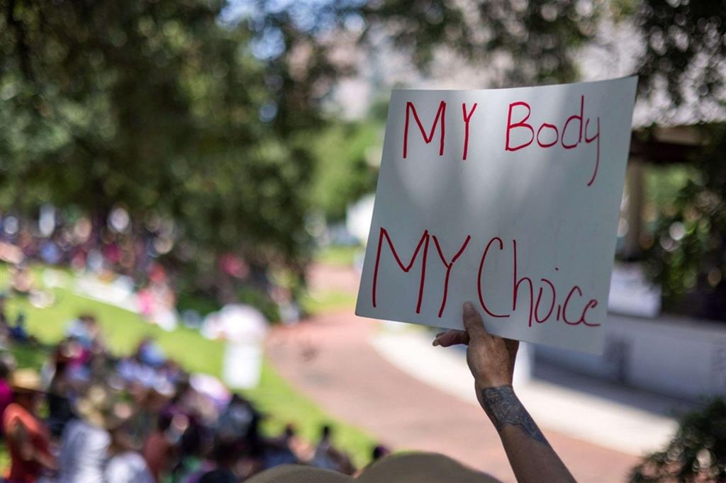«Mio il corpo, mia la scelta»: cartello a corteo anti-sentenza