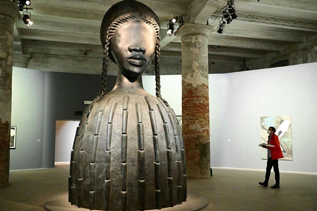 La scultura di Simone Leigh, Leone d'Oro 2022, all'ingresso della 59a Biennale di Venezia