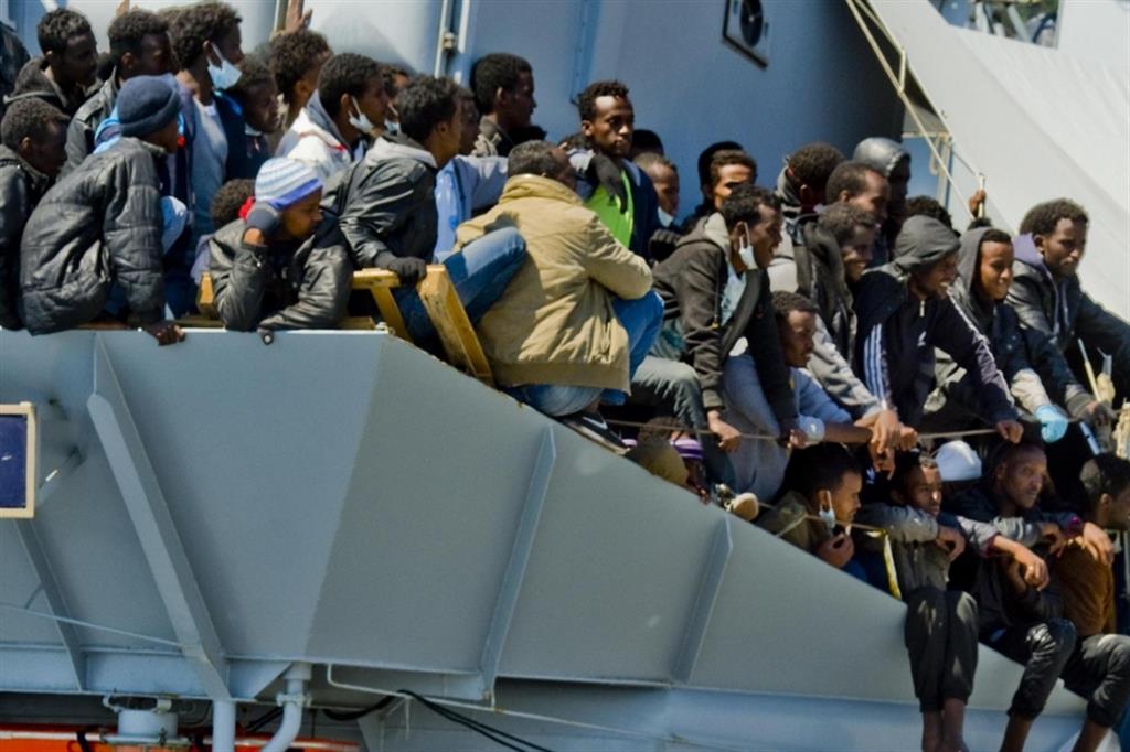 Migranti a bordo di una nave militare italiana durante un'operazione di soccorso