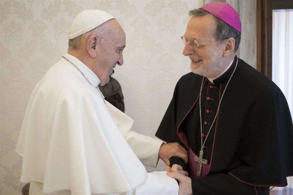 L’arcivescovo Claudio Gugerotti, nella foto con papa Francesco,è il nuovo prefetto del Dicastero per le Chiese Orientali.