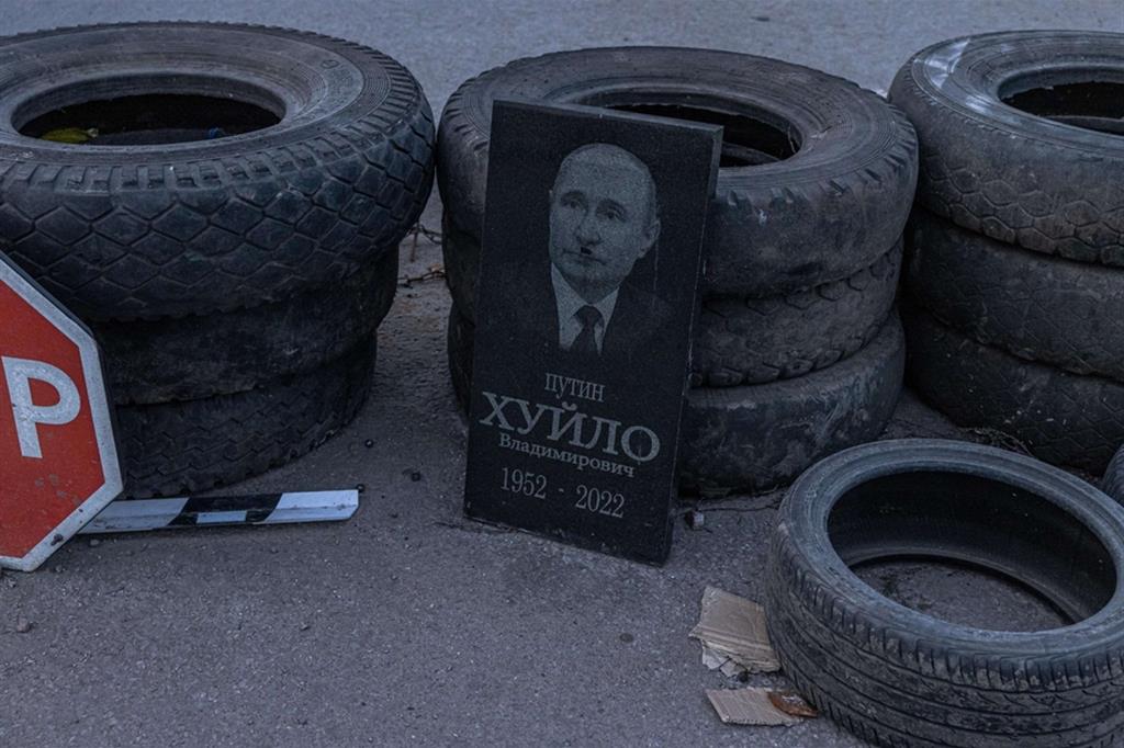 Una targa con un ritratto di Putin, con i baffi che lo fanno assomigliare ad Adolf Hitler, è stata posizionata a un checkpoint sulla strada tra Zaporizhzhia e Dnipro - Ansa/EPA/ROMAN PILIPEY