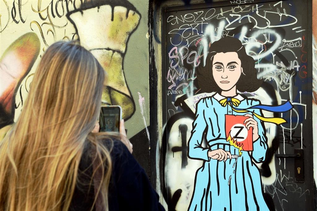 A Milano, un manifesto di Anna Frank che brucia la Z di Putin nelle nuove opere di Street art dell'artista aleXsandro Palombo, via Pio IV angolo Corso di Porta Ticinese - Fotogramma/Maurizio Maule