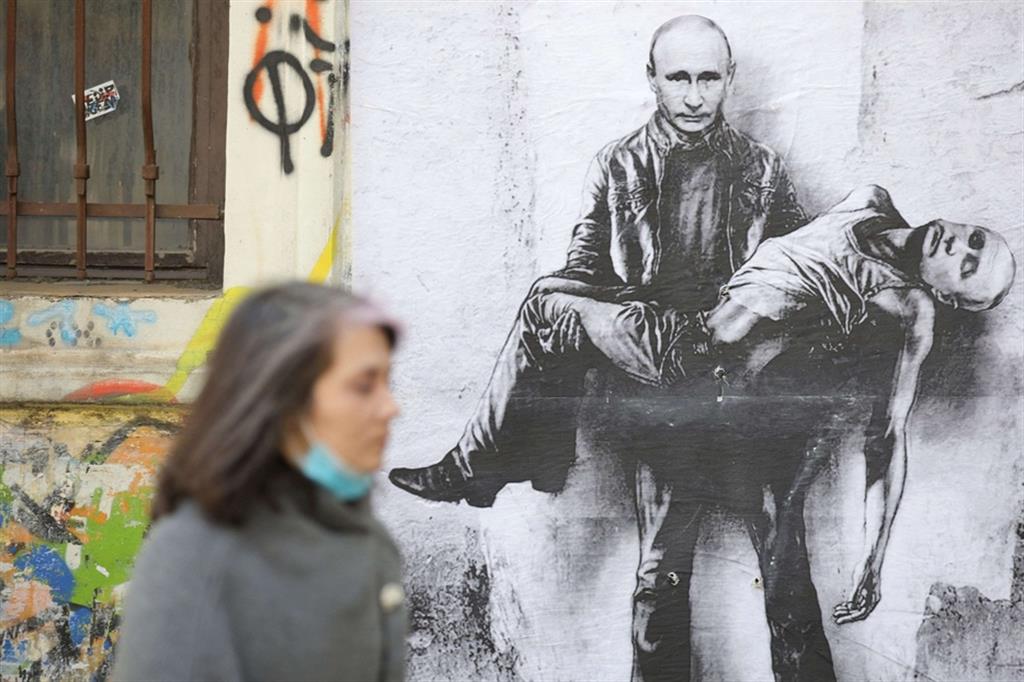 Un murale che raffigura Putin che solleva il proprio corpo, a Sofia, Bulgaria - Reuters/Spasiyana Sergieva