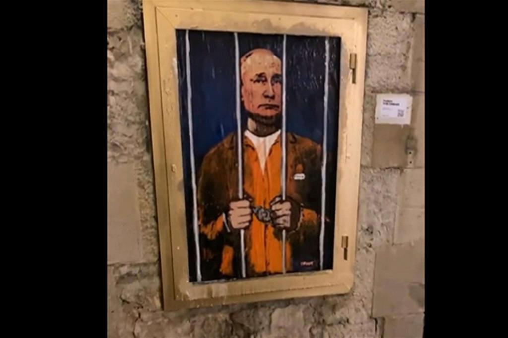 Vladimir Putin raffigurato dietro le sbarre in un'opera di TvBoy, Barcellona - Ansa/INSTAGRAM TVBOY