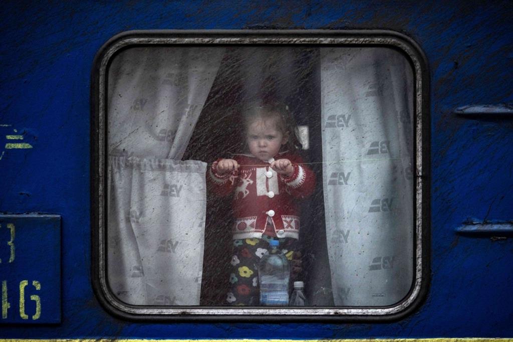 Bimbo su un treno nella stazione di Kramatorsk nel Donbass