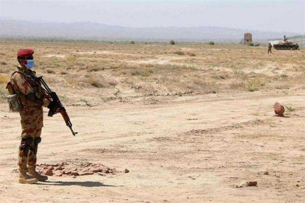 Un soldato pachistano in Balucistan dopo un attacco del Balochistan Liberation Army (BLA)