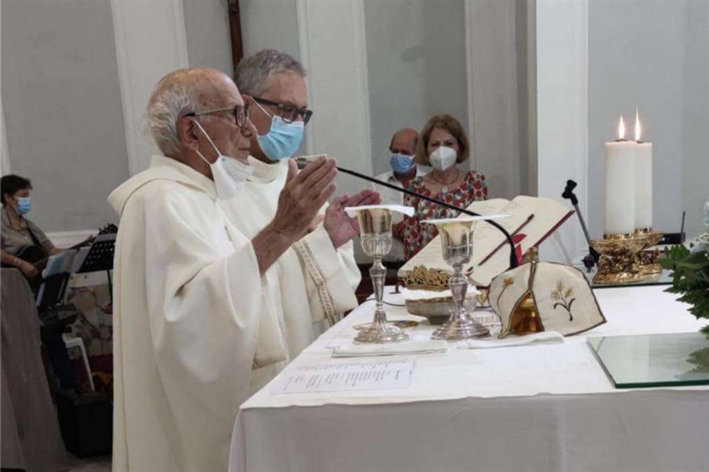 Don Vincenza Della Corte durante una celebrazione eucaristica