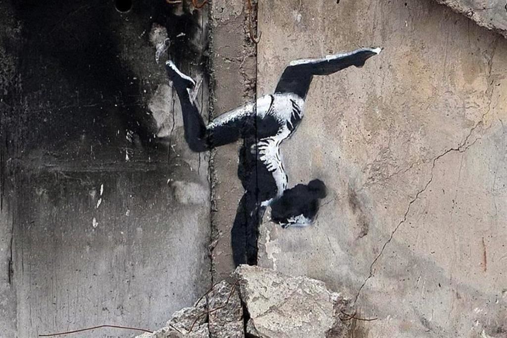 Il murales di Banksy sulle macerie di un edificio a Borodyanka, nei pressi di Kiev