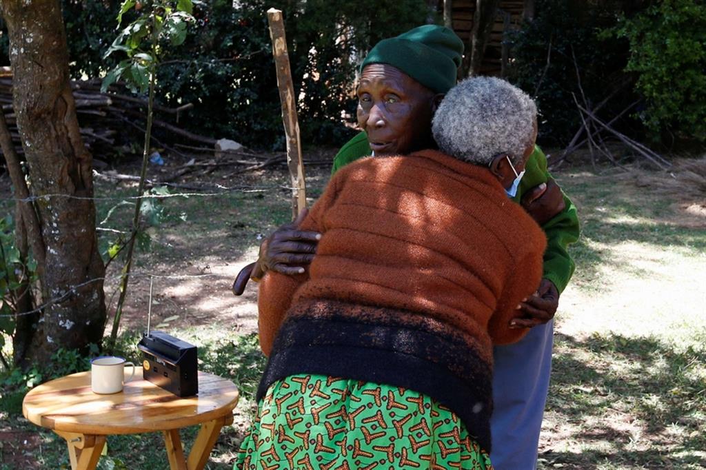 L'anziana abbraccia la sua badante - Reuters