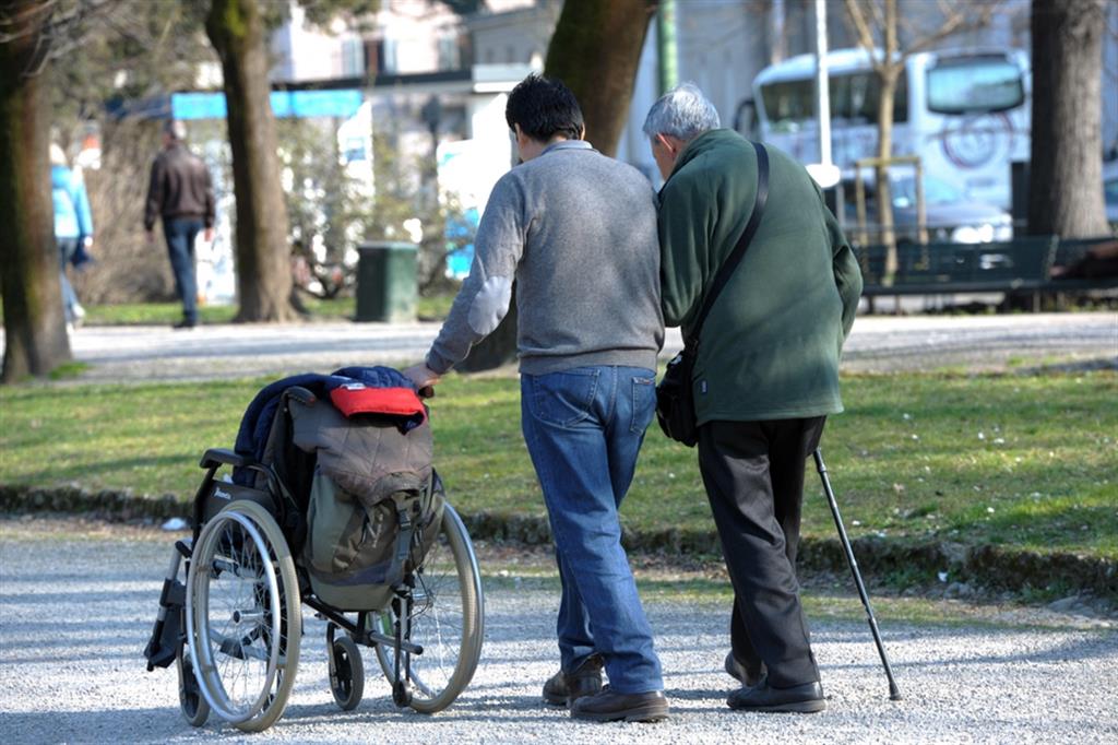 In Italia sette milioni di persone assistono i genitori anziani