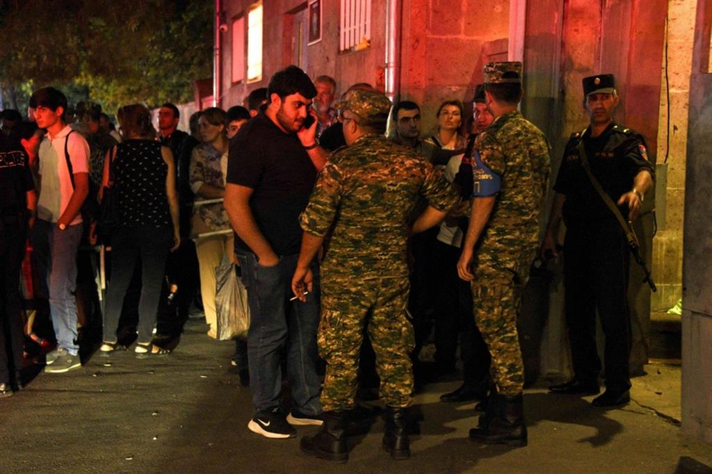 Parenti dei feriti durante gli scontri di questi giorni, in attesa davanti all’ospedale centrale di Erevan, capitale dell'Armenia