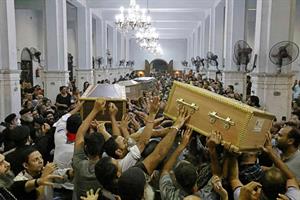 I funerali dei 41 copti morti nell'incendio della chiesa al Cairo