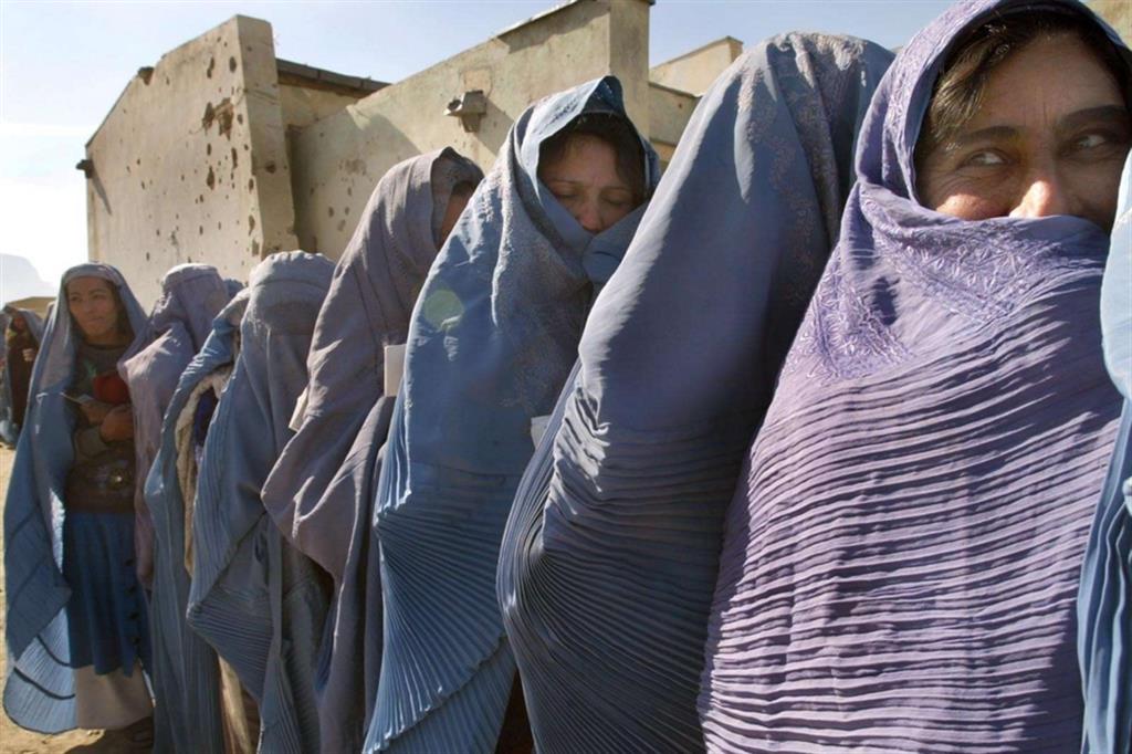 Donne afgane in fila a Kabul per ricevere gli aiuti umanitari