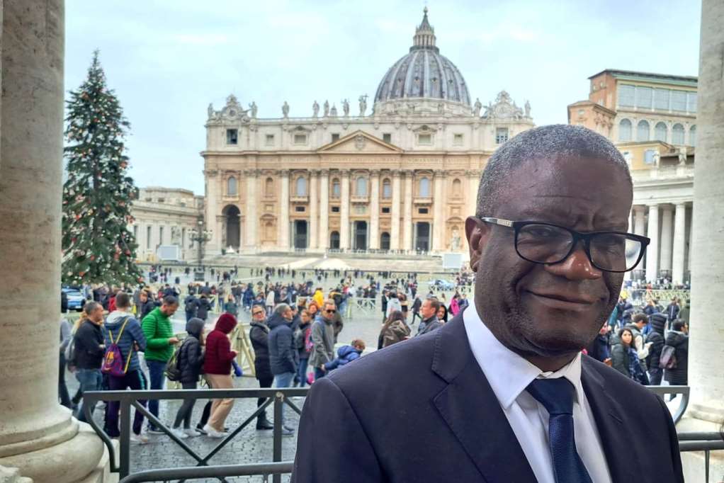 Denis Mukwege in piazza San Pietro dopo essere stato ricevuto da Papa Francesco